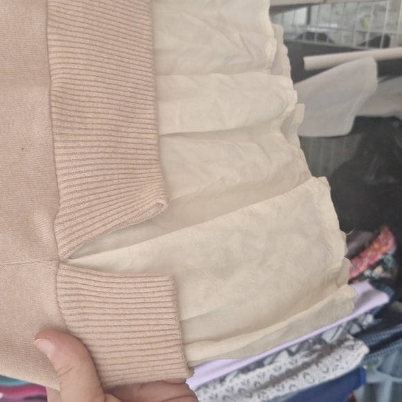 DEREK HEART SIZE SMALL COLD SHOULDER PINK SWEATER WITH RUFFLE HEM - Picture 4 of 6